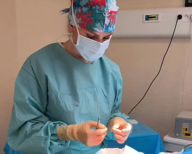 Le Dr Heranney au bloc opératoire