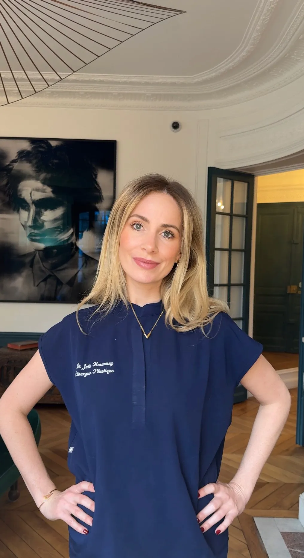 Le Dr Julie Heranney dans son cabinet parisien